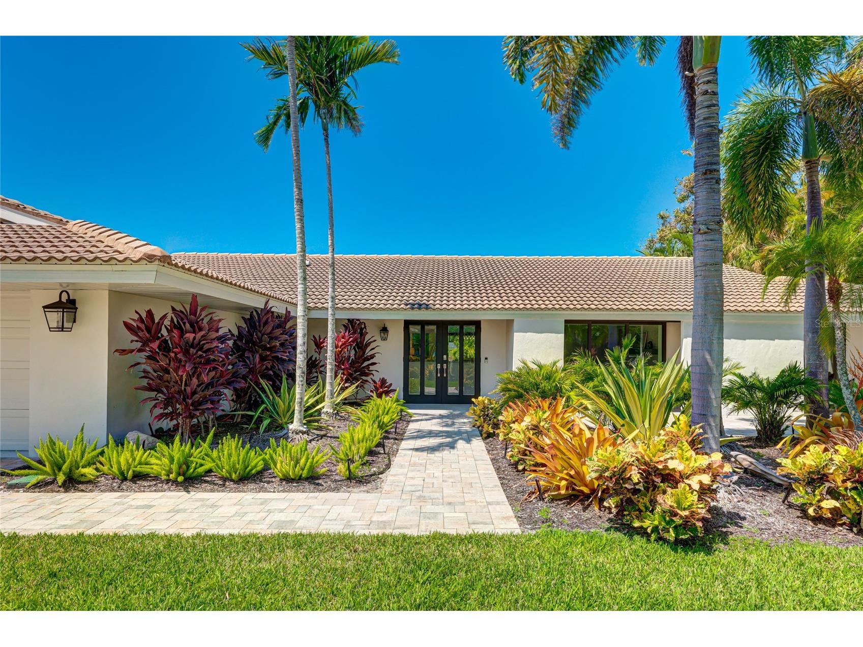 526 Bird Key Drive Sarasota FL 34236 A4680867 image1