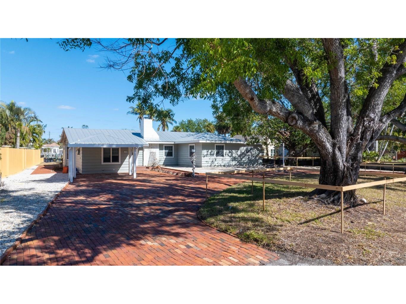 527 Freeling Drive Sarasota FL 34242 - ROBERTS BAY A4637177 image1