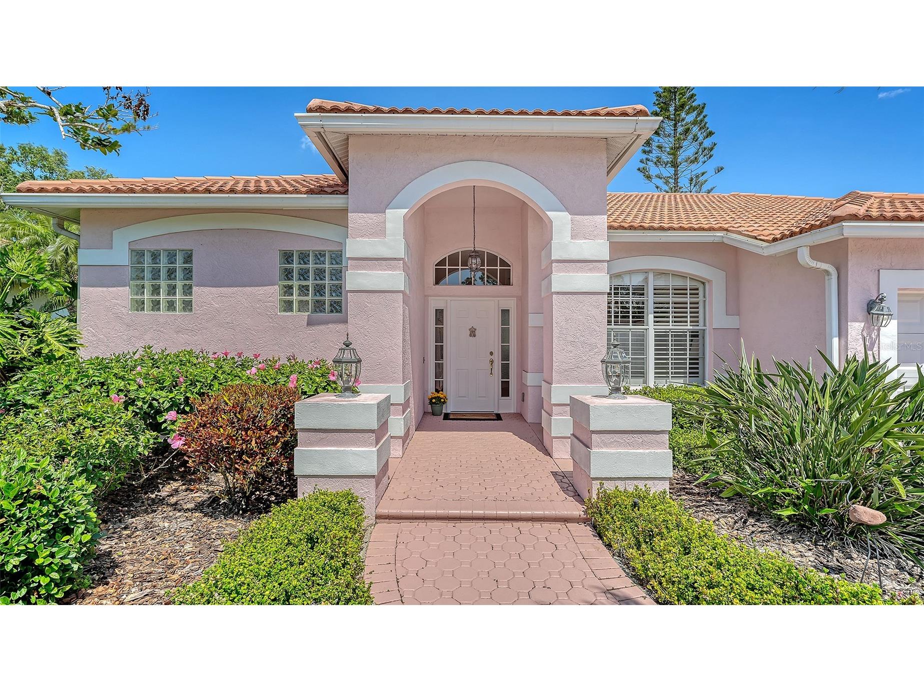 5270 Far Oak Circle Sarasota FL 34238 A4691759 image1