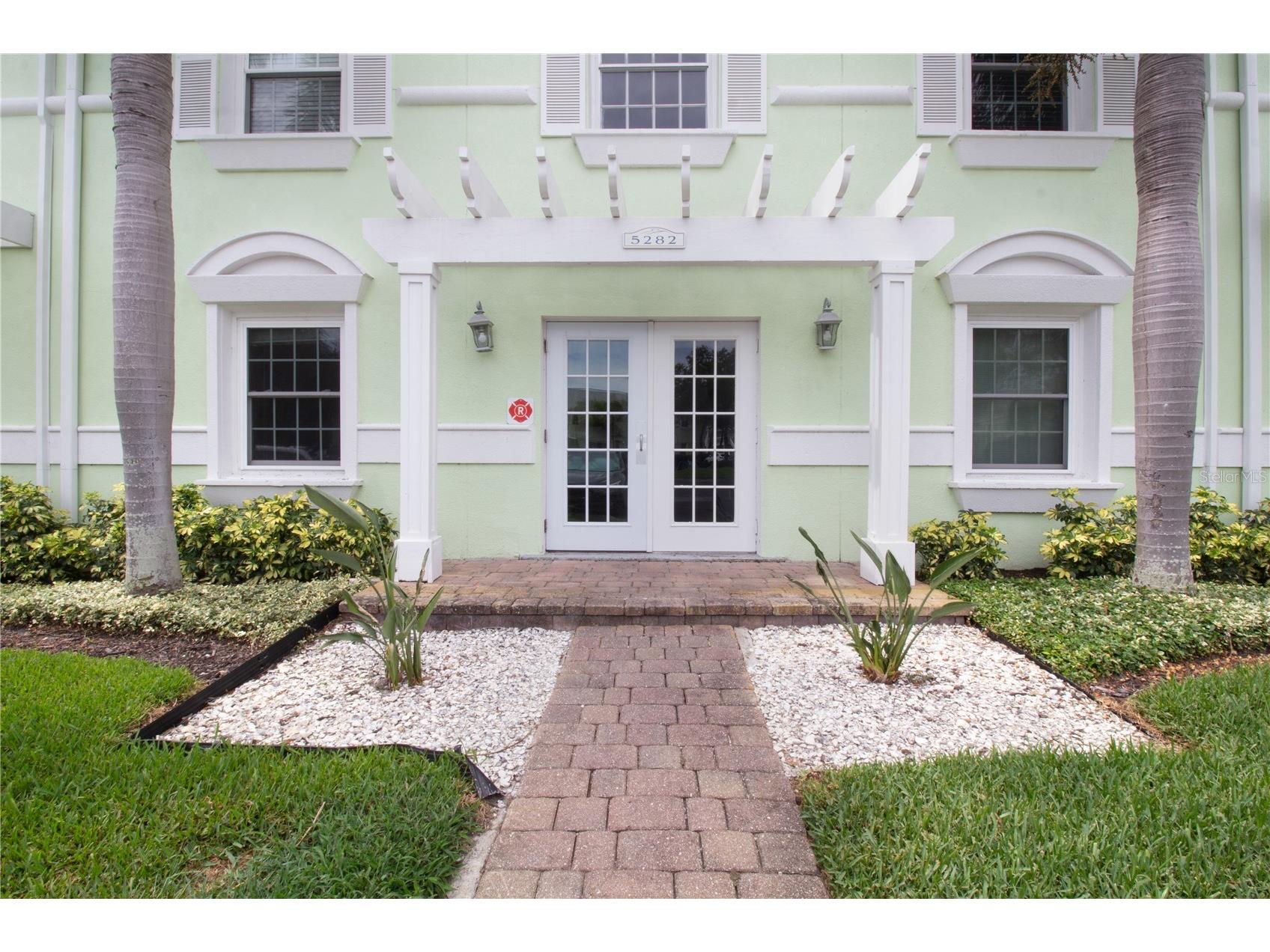 5282 Beach Drive SE #APT D Saint Petersburg FL 33705 - TAMPA BAY AND LITTLE BAYOU TB8513884 image3
