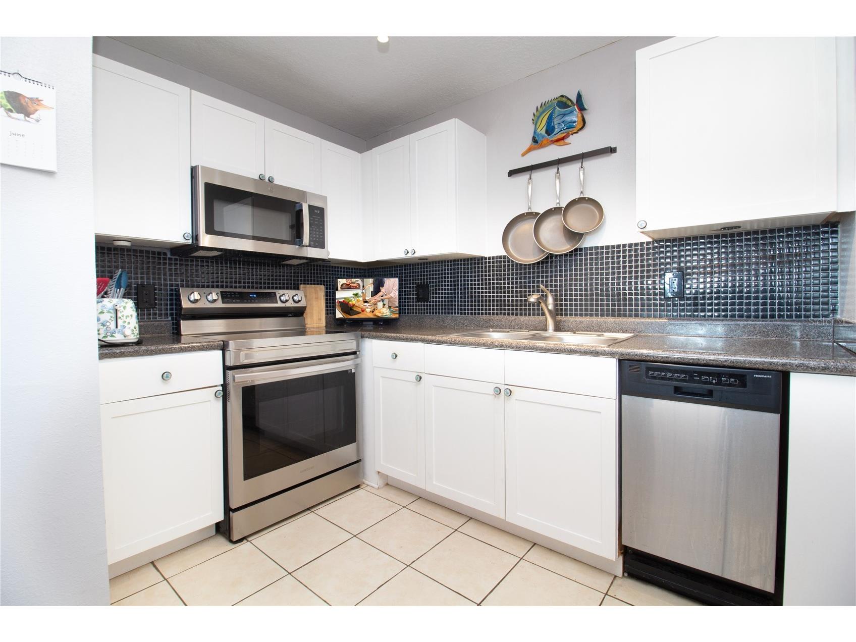 5282 Beach Drive SE #APT D Saint Petersburg FL 33705 - TAMPA BAY AND LITTLE BAYOU TB8513884 image7