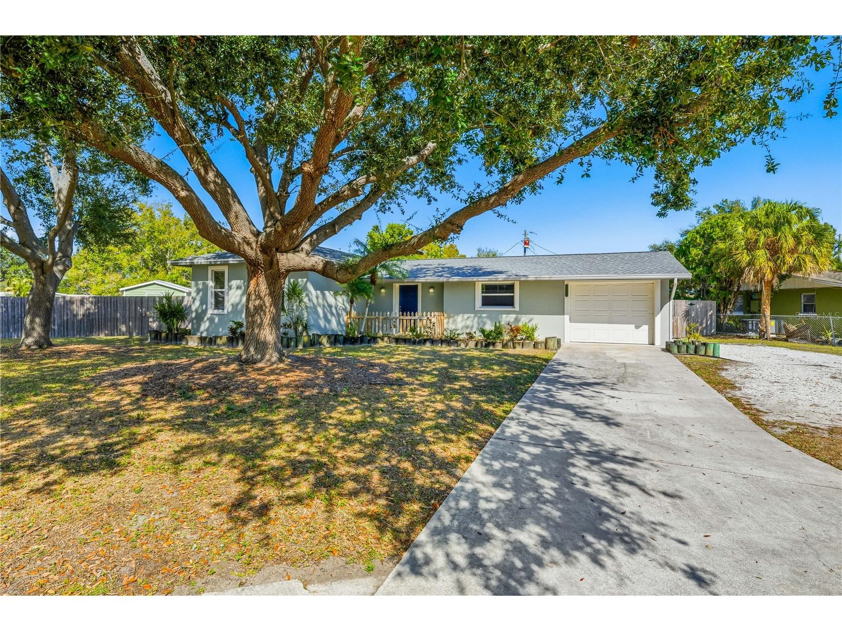 5353 Hayden Boulevard Sarasota FL 34232 A4677785 image1
