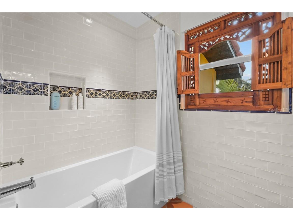 5354 Calle Florida Sarasota FL 34242 A4664418 image43