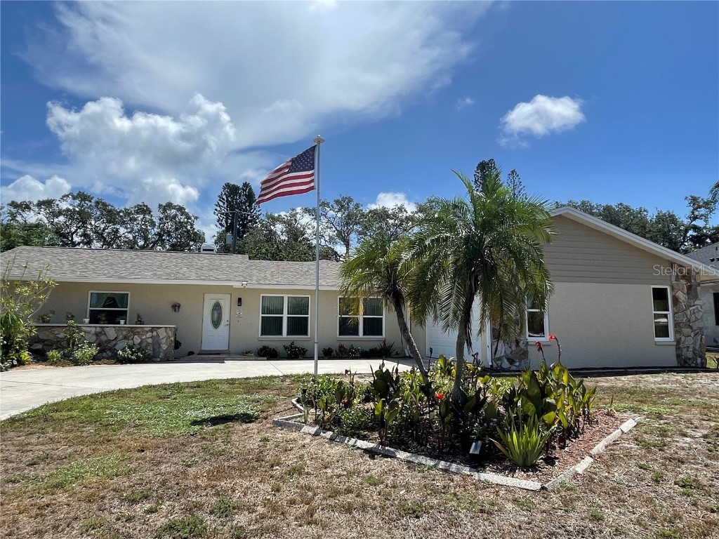 5363 & 5359 Montclair Place Sarasota FL 34231 - PHILIPPI CREEK A4579785 image1
