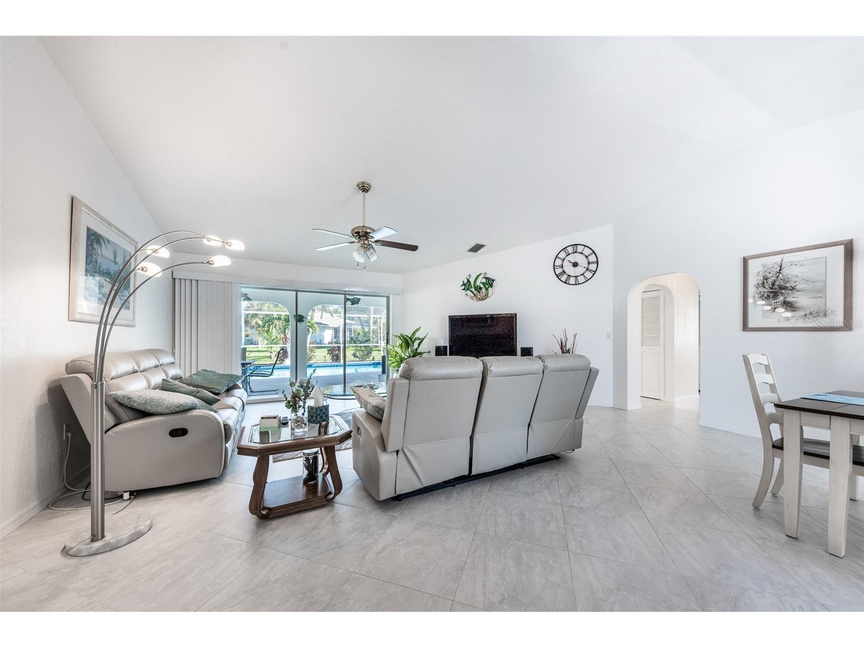 538 W Cashew Punta Gorda FL 33955 C7527623 image3