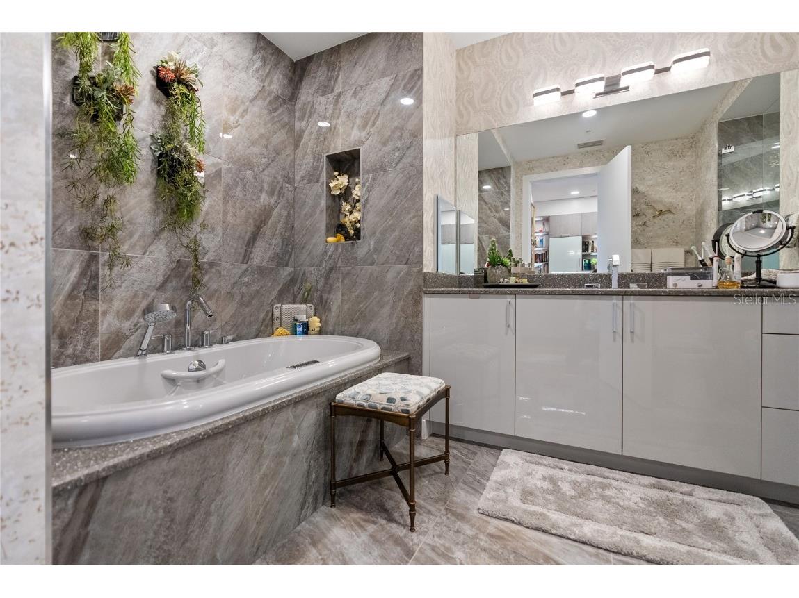 540 N Tamiami Trail #702 Sarasota FL 34236 A4671130 image57