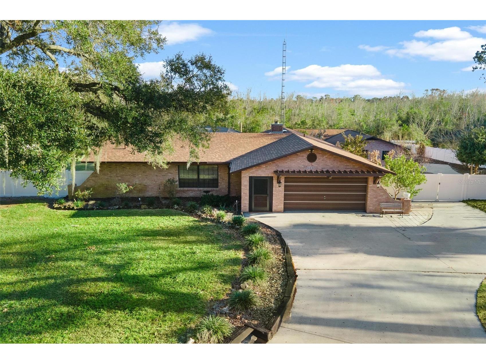 5411 Magnolia Ridge Road Fruitland Park FL 34731 - LAKE GRIFFIN G5107065 image1