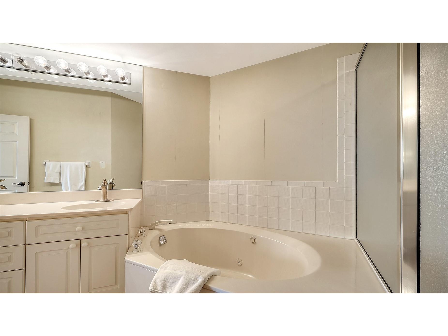 5420 Eagles Point Circle #206 Sarasota FL 34231 A4695981 image26