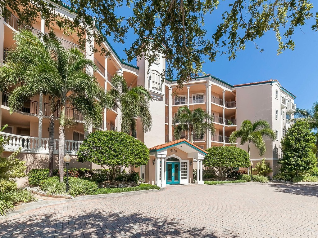 5420 Eagles Point Circle #405 Sarasota FL 34231 A4568017 image1