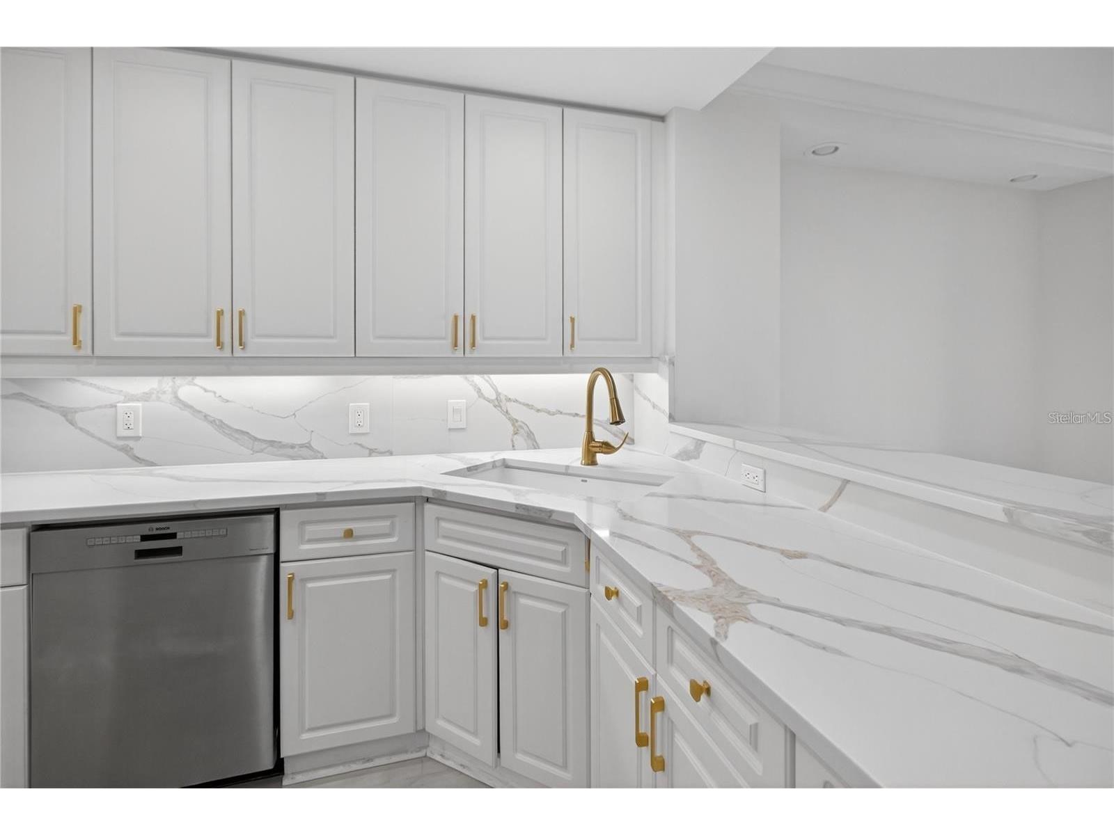 5430 Eagles Point Circle #202 Sarasota FL 34231 - PHILLIPPI CREEK A4693116 image7