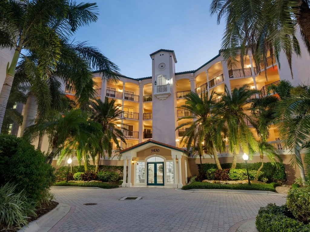 5430 Eagles Point Circle #302 Sarasota FL 34231 - PHILLIPPI CREEK INTRACOASTAL A4619110 image1