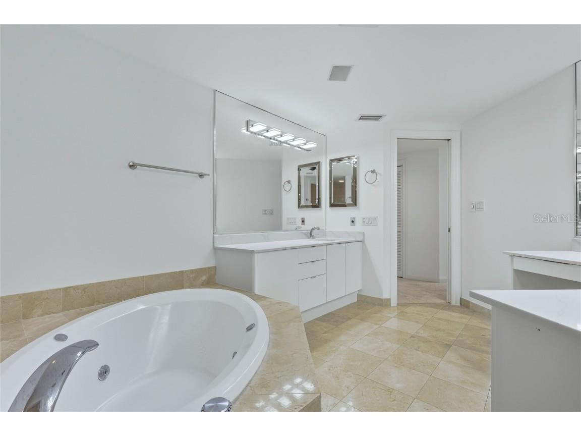 545 Sanctuary Drive #B806 Longboat Key FL 34228 - THE GULF A4646987 image25