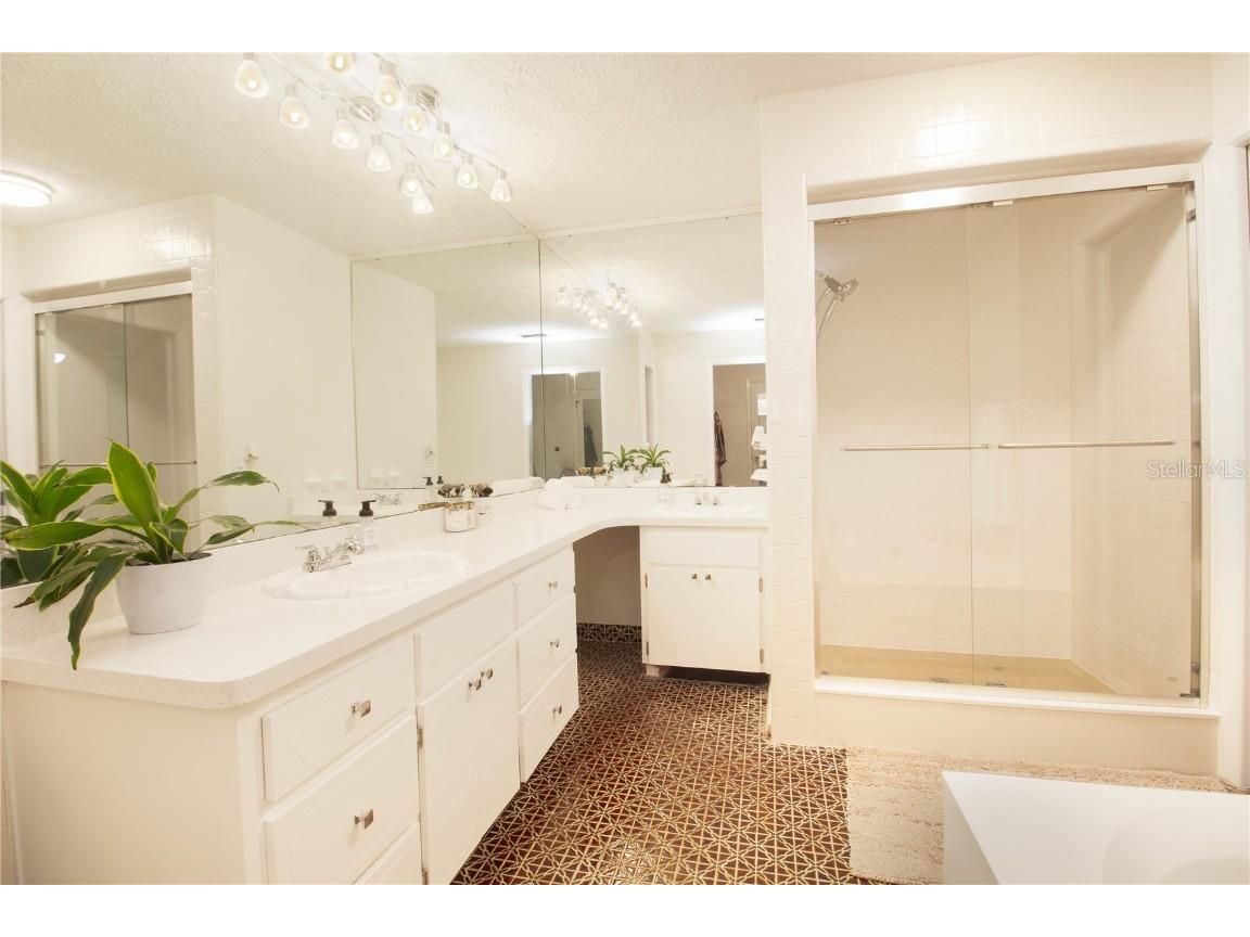 547 Oleander Way S Saint Petersburg FL 33707 TB8442501 image29