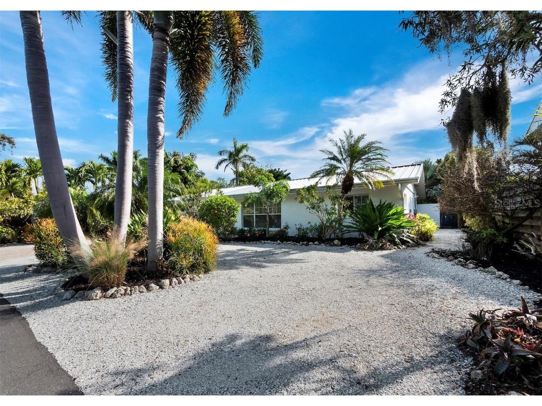 548 Lyons Lane Longboat Key FL 34228 - CANAL TO SARASOTA BAY A4596628 image1