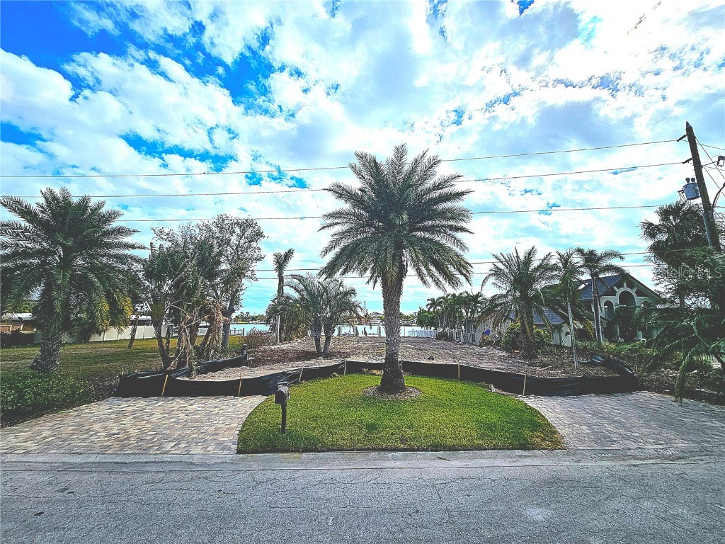 55 Dolphin Drive Treasure Island FL 33706 - INTRACOASTAL WATERWAY TB8337568 image1