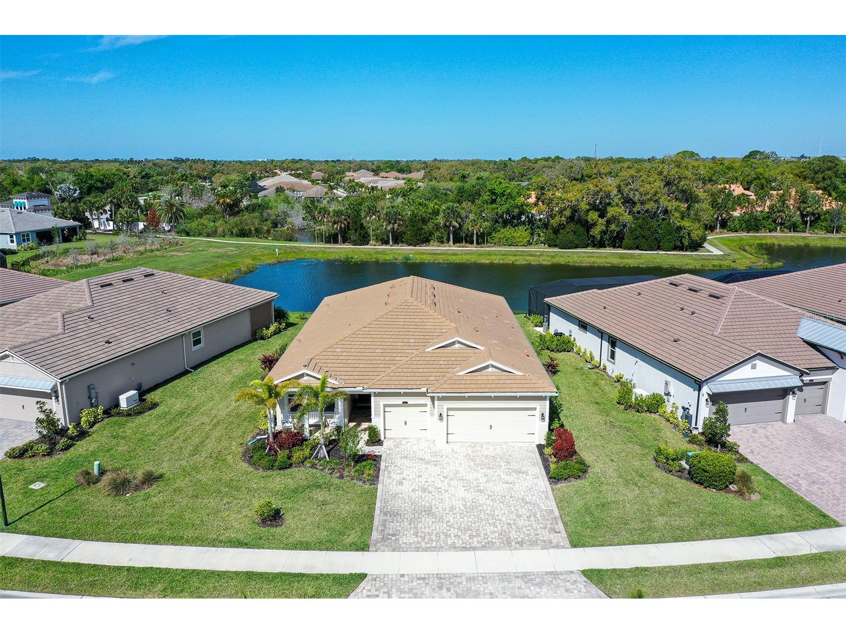 5521 Blue Water Boulevard Sarasota FL 34238 A4687351 image2