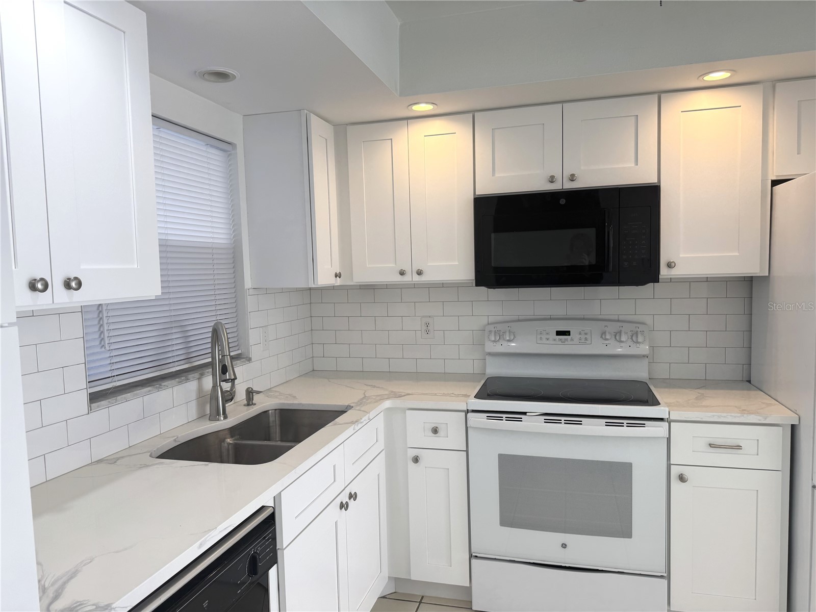 5531 Riverbluff Circle #V9 Sarasota FL 34231 A4662244 image4