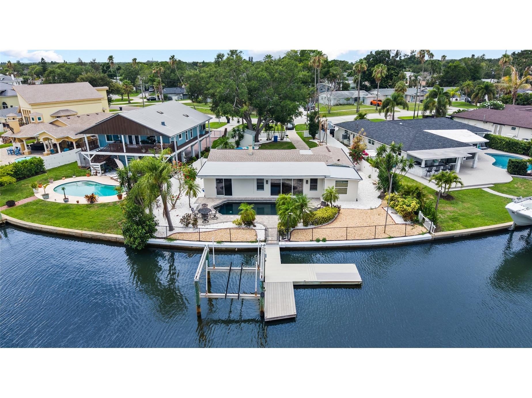 5541 Bayou Grande Boulevard NE Saint Petersburg FL 33703 - TAMPA BAY TB8514445 image1