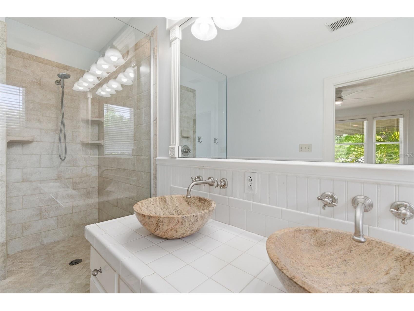 555 18th Avenue NE Saint Petersburg FL 33704 TB8509879 image17