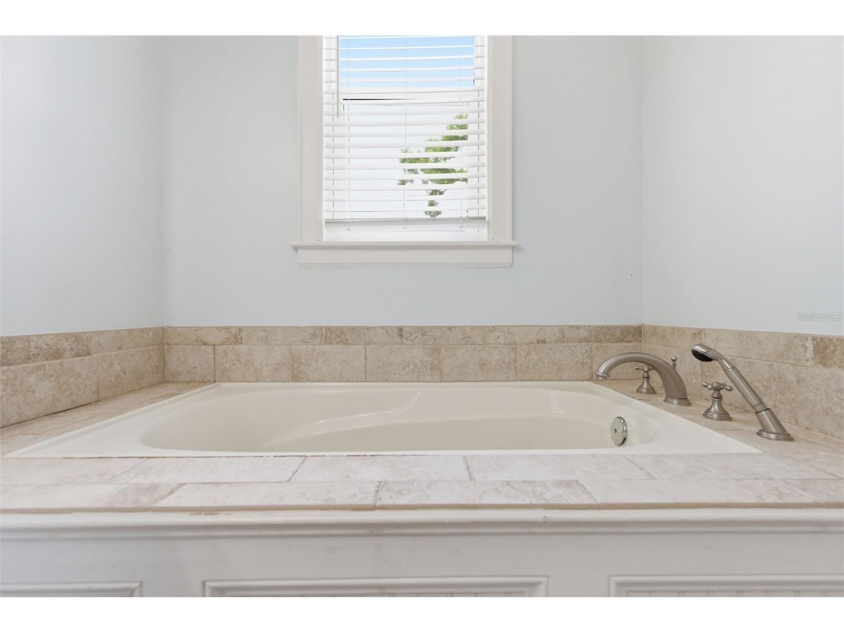 555 18th Avenue NE Saint Petersburg FL 33704 TB8509879 image18