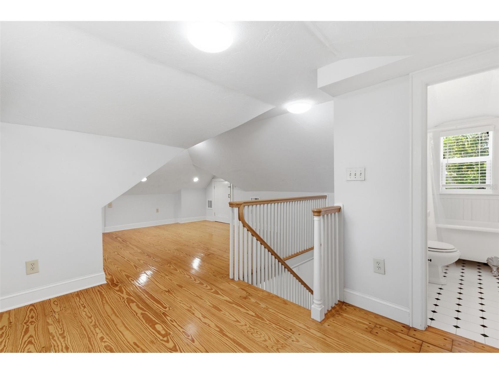 555 18th Avenue NE Saint Petersburg FL 33704 TB8509879 image22