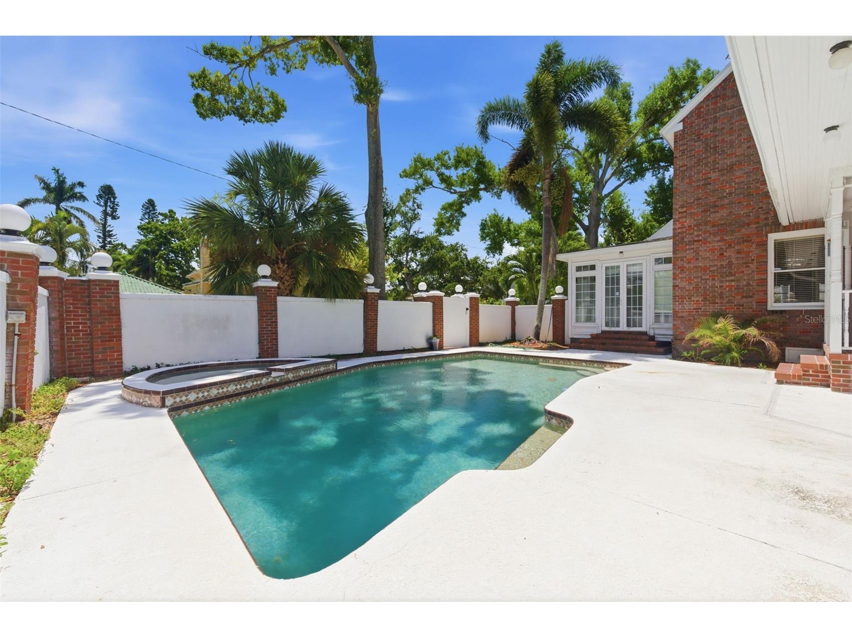 555 18th Avenue NE Saint Petersburg FL 33704 TB8509879 image27