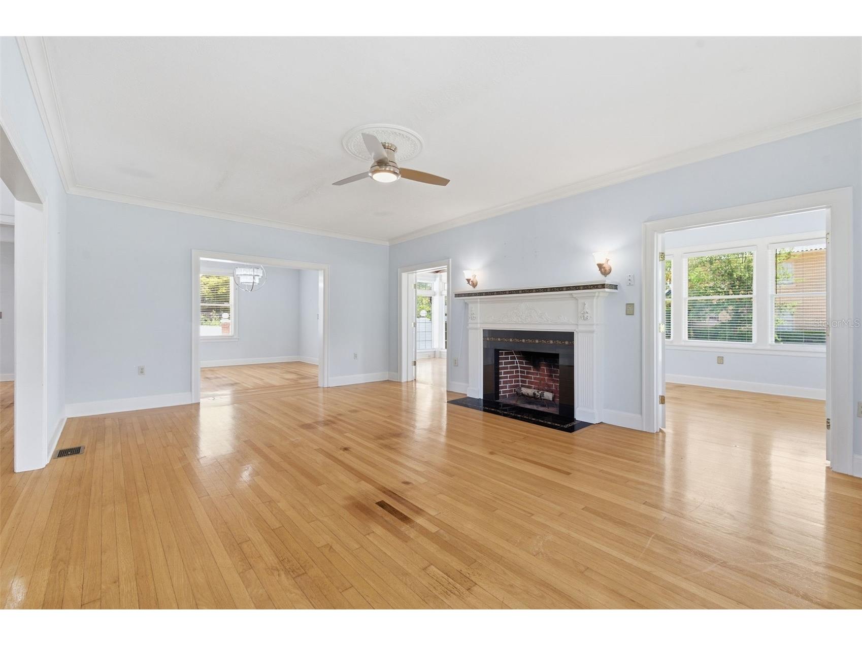 555 18th Avenue NE Saint Petersburg FL 33704 TB8509879 image5