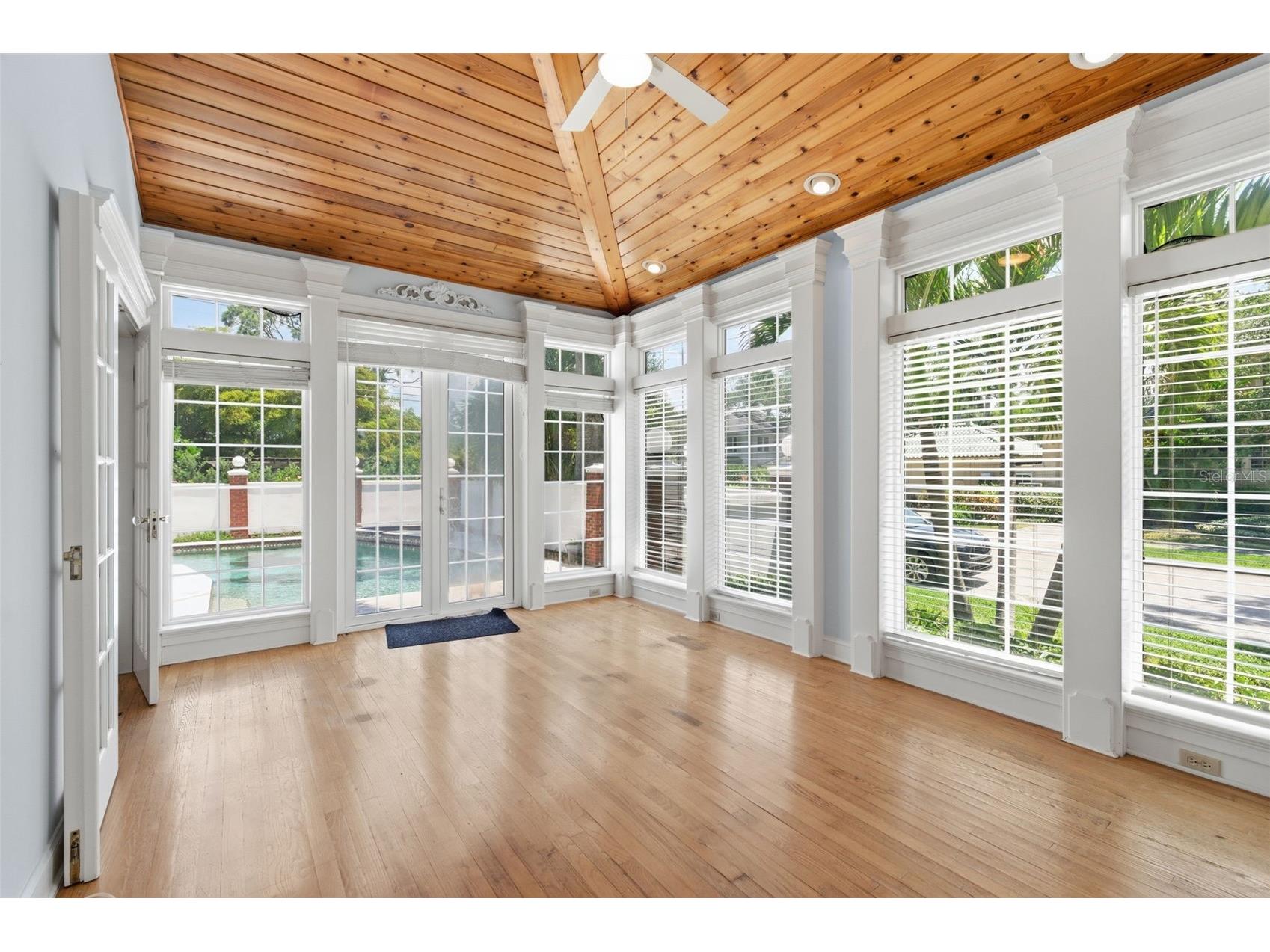 555 18th Avenue NE Saint Petersburg FL 33704 TB8509879 image6