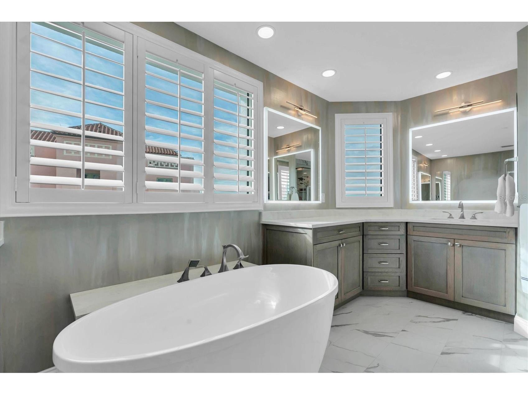 555 5th Avenue NE #711 Saint Petersburg FL 33701 TB8455398 image37