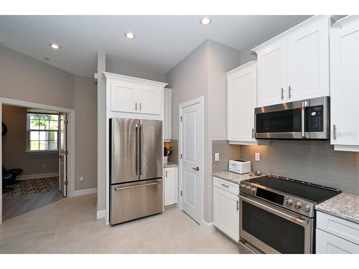 5560 Cannes Circle #3-106 Sarasota FL 34231 A4665433 image14