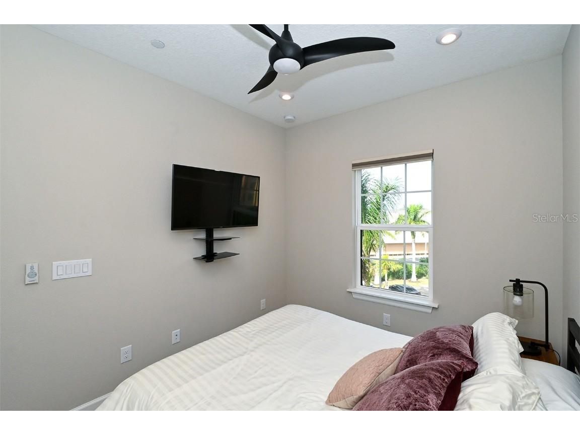 5560 Cannes Circle #3-106 Sarasota FL 34231 A4665433 image30
