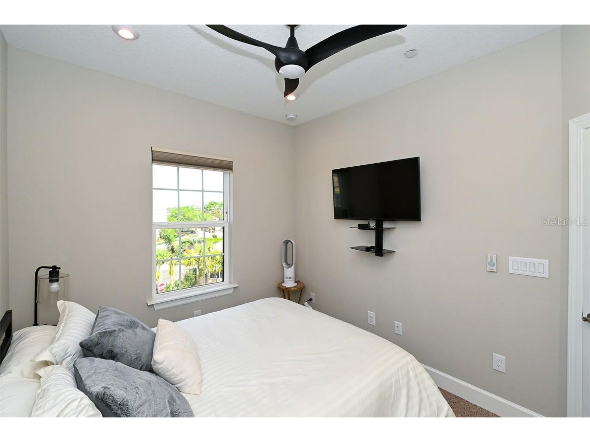 5560 Cannes Circle #3-106 Sarasota FL 34231 A4665433 image36