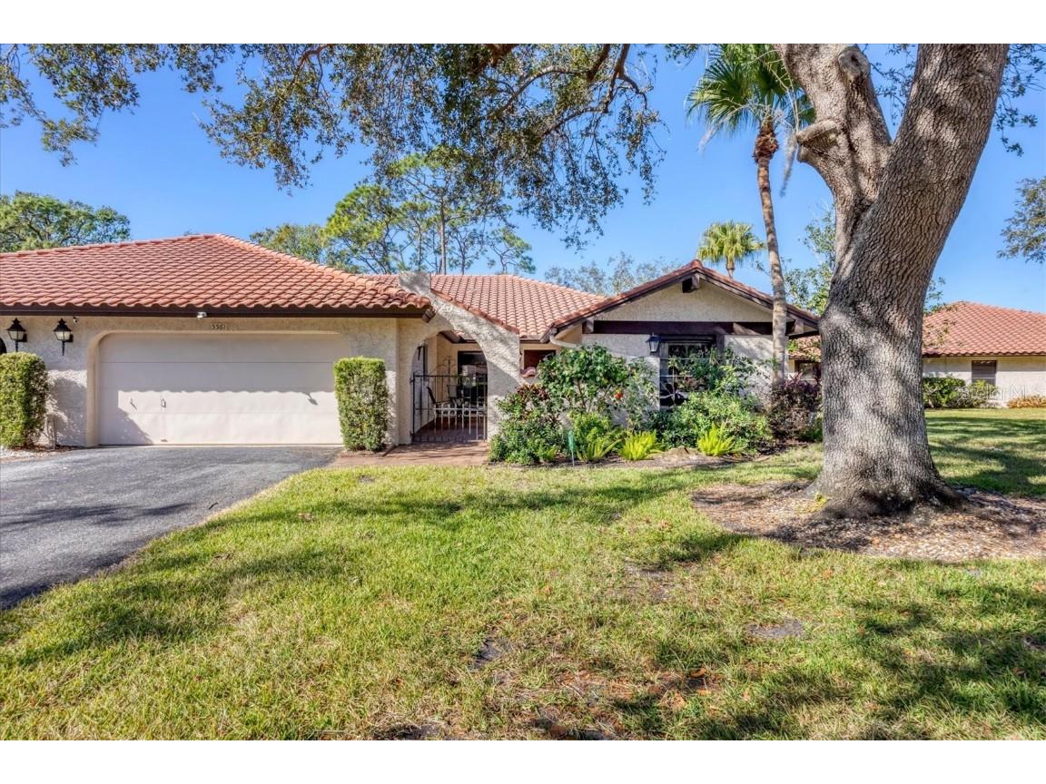 5561 Golf Pointe Drive Sarasota FL 34243 A4631874 image1