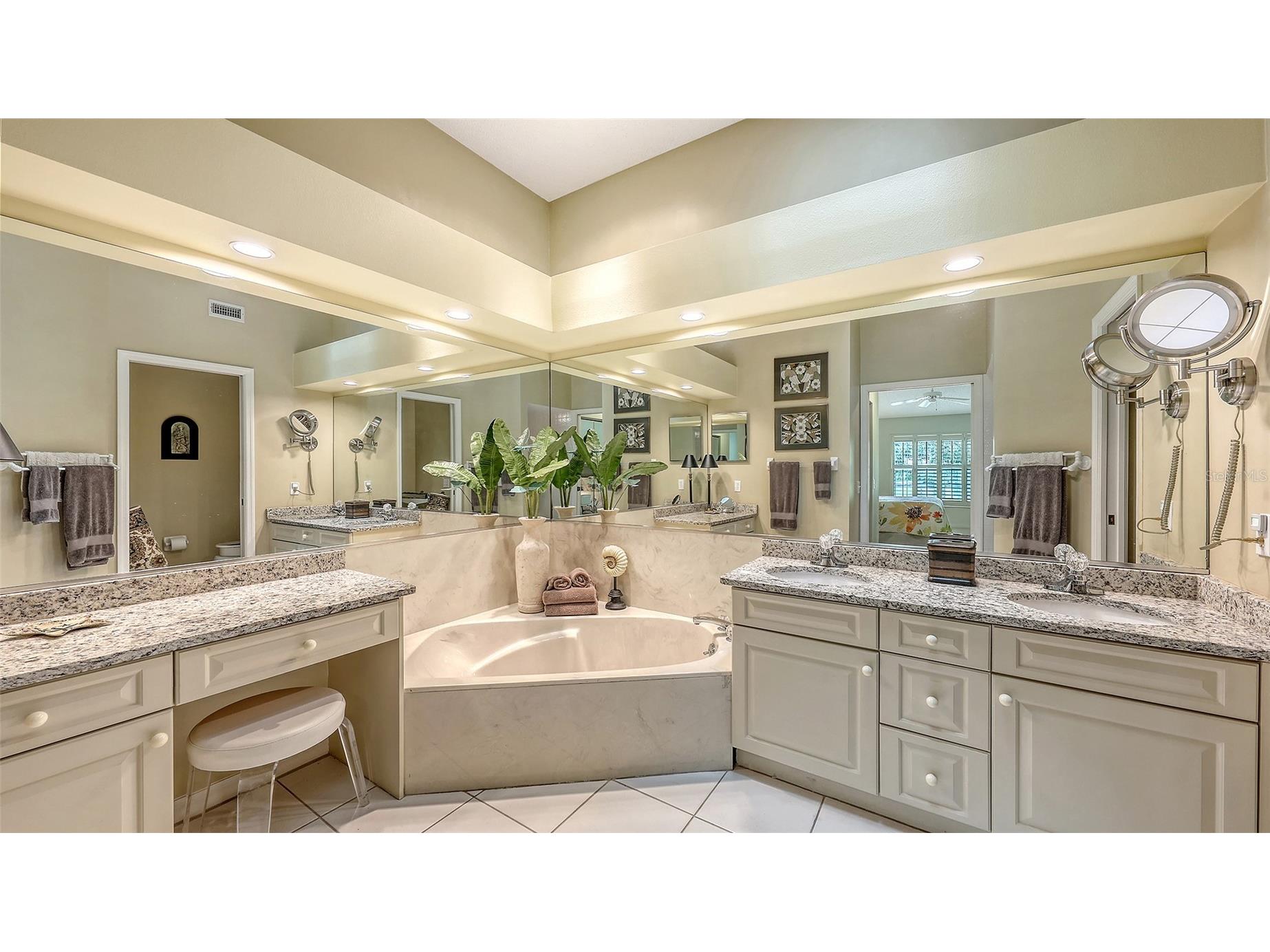 5568 Country Club Way Sarasota FL 34243 A4666779 image19