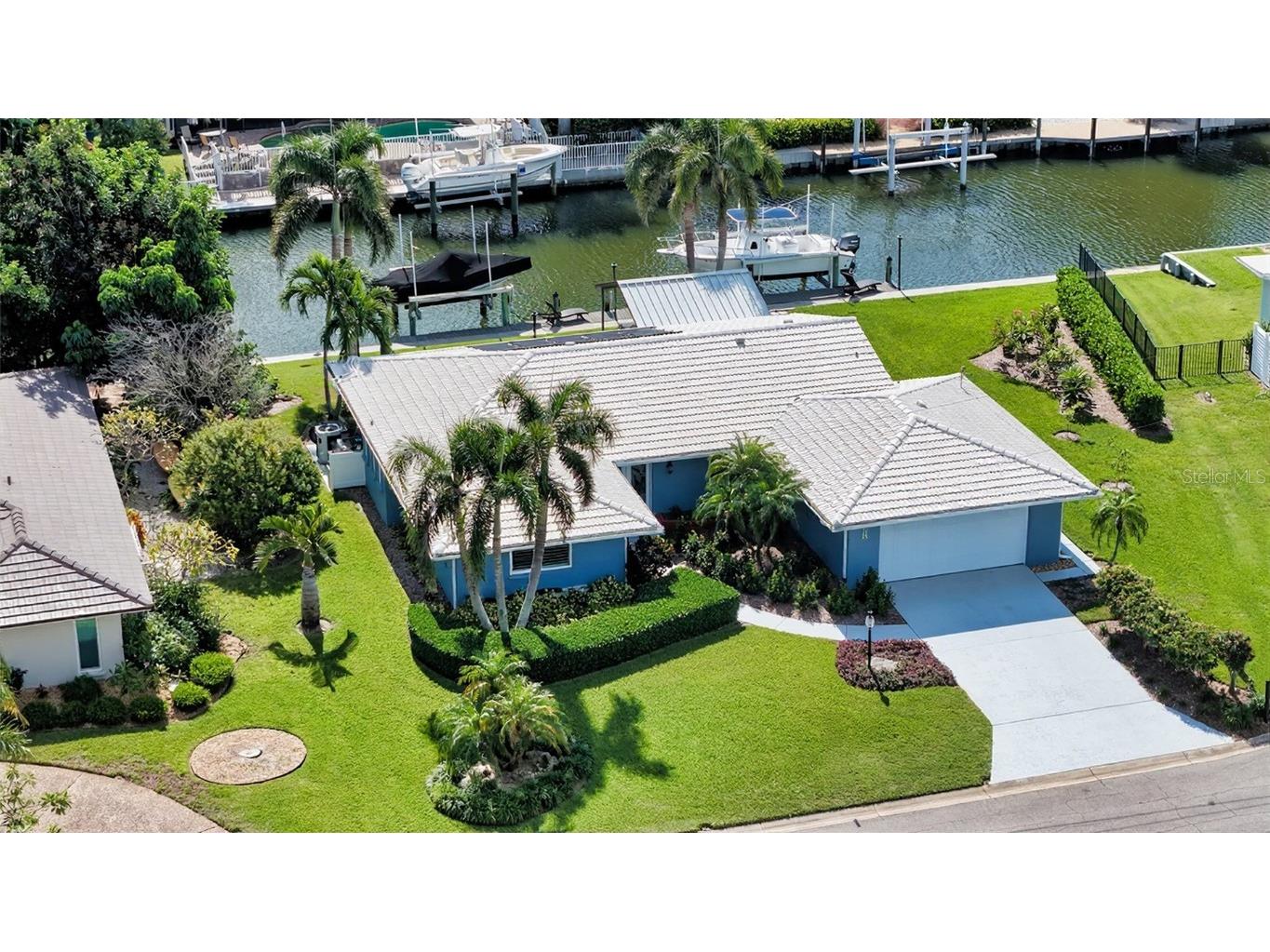 5569 Contento Drive Sarasota FL 34242 - SIESTA ISLES CANAL SYSTEM A4670108 image1