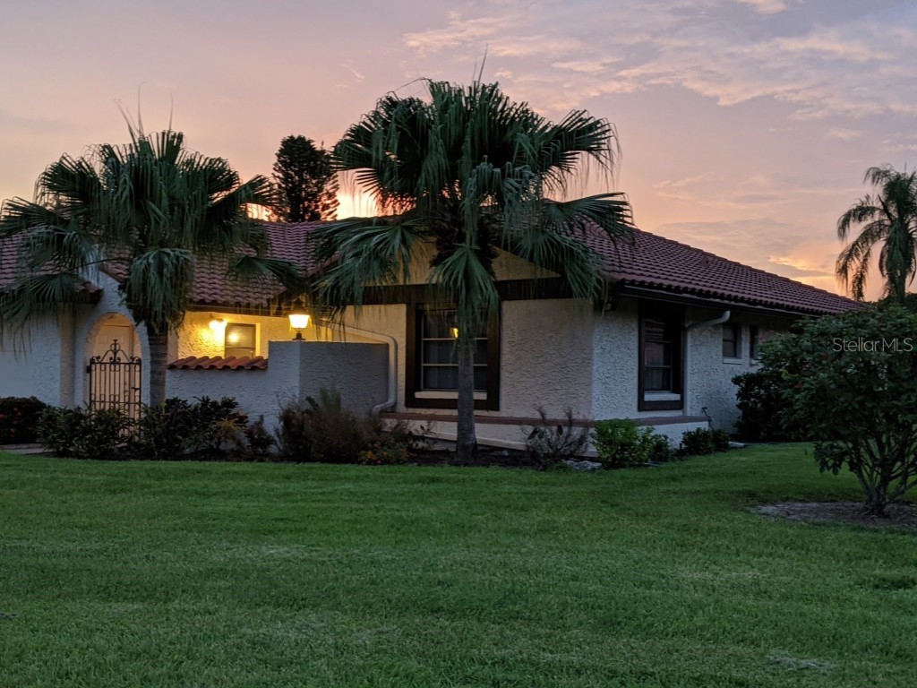 5581 Golf Pointe Drive Sarasota FL 34243 A4591603 image1