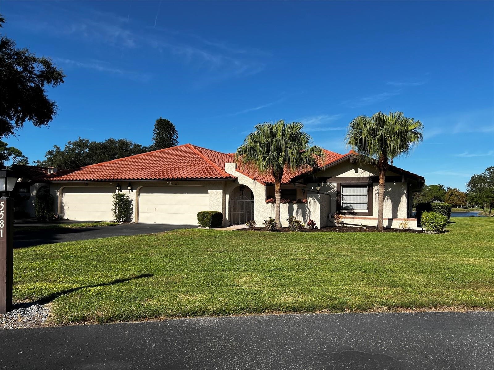 5581 Golf Pointe Drive Sarasota FL 34243 A4678276 image2