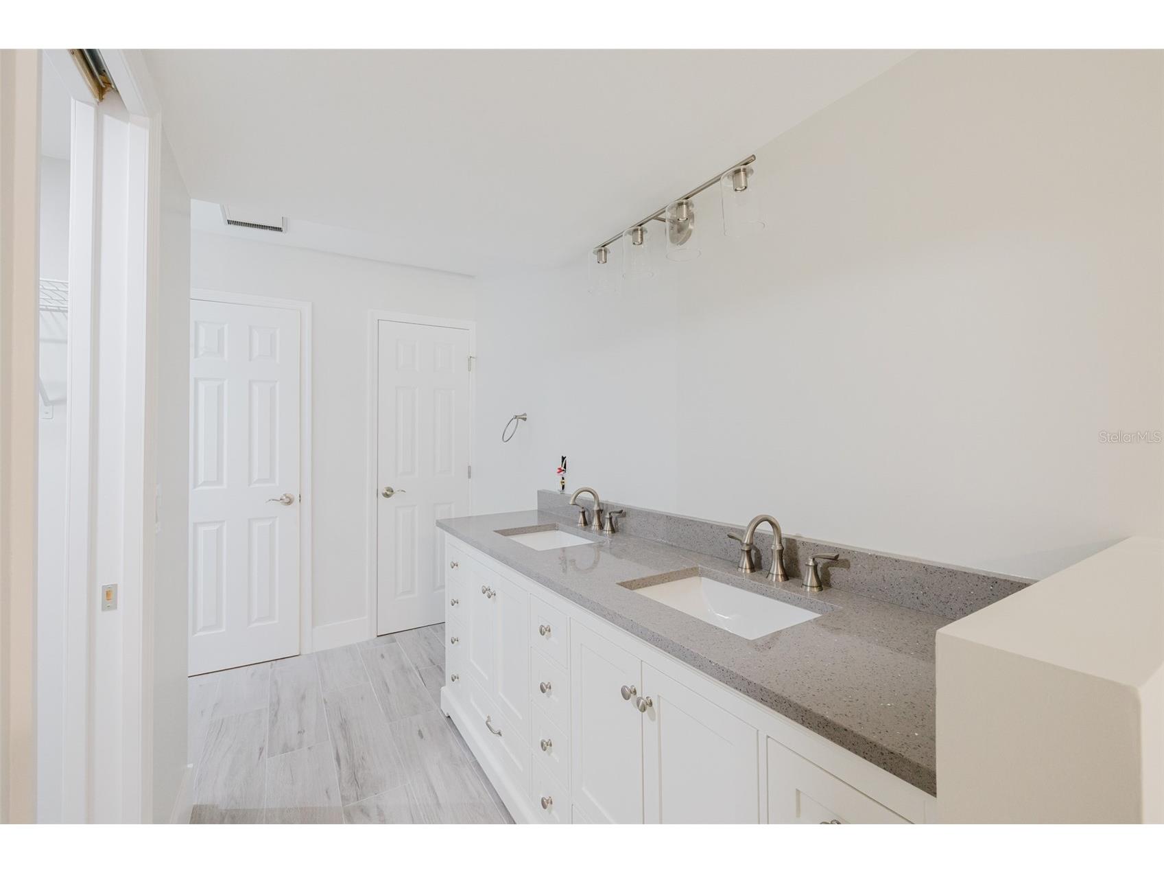 5604 Doral Drive Sarasota FL 34243 A4645514 image46