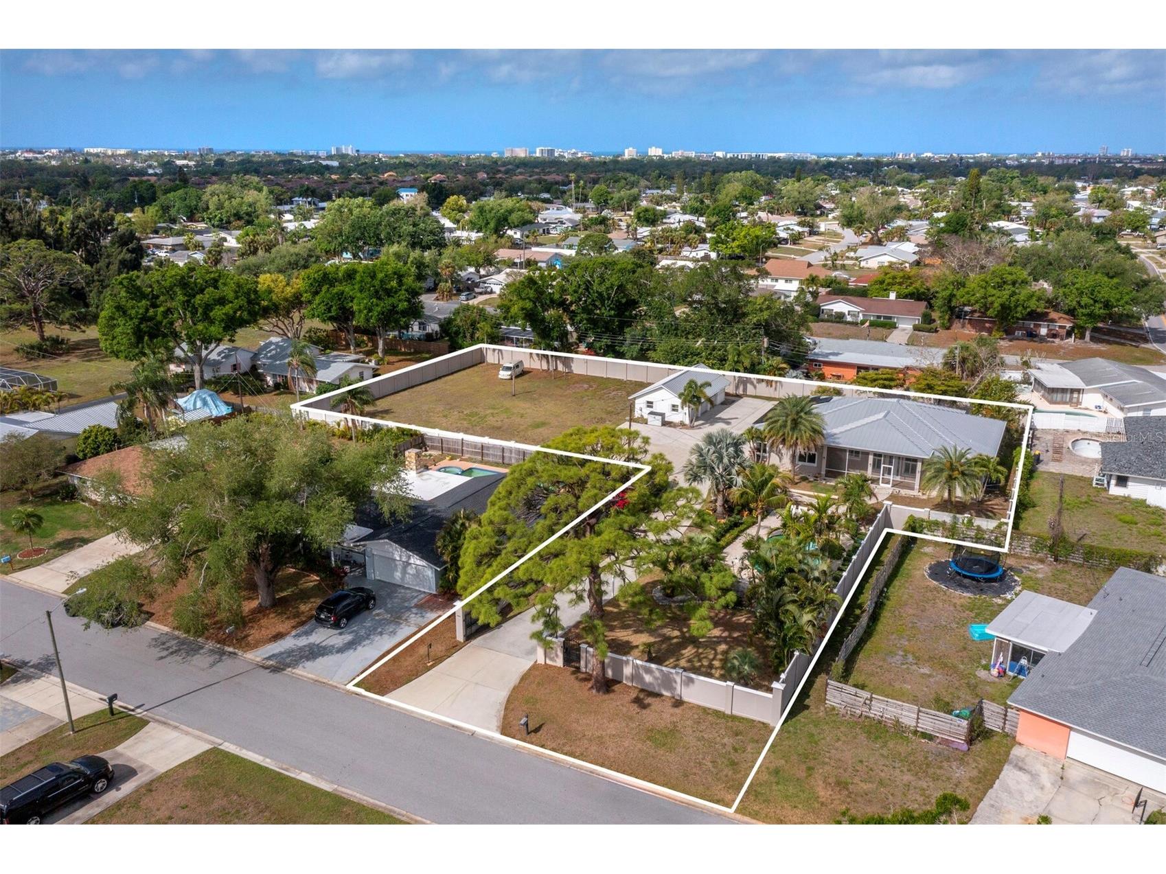 5618 Britannia Drive Sarasota FL 34231 A4688782 image1