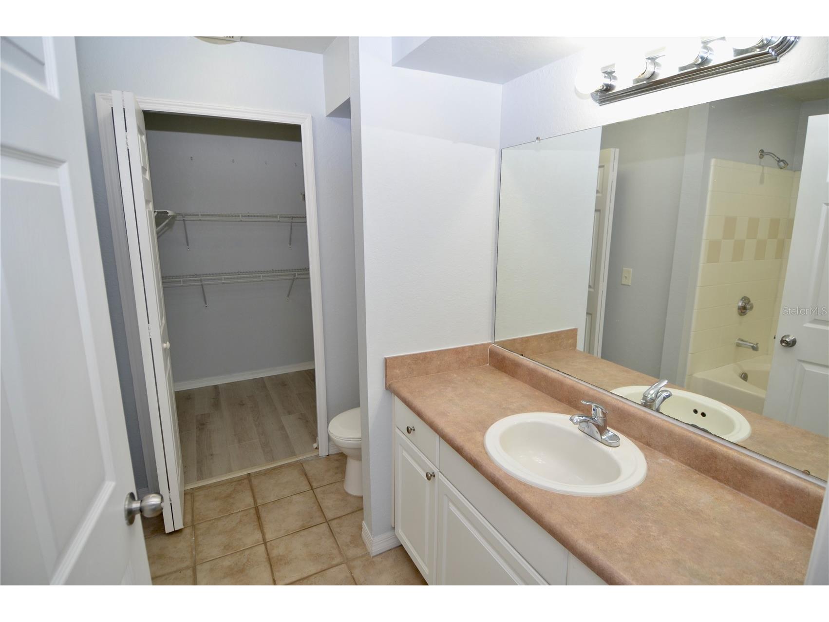 5621 Bidwell Parkway #202 Sarasota FL 34233 A4697287 image11