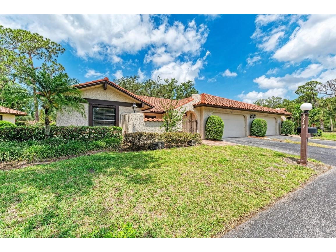5649 Golf Pointe Drive Sarasota FL 34243 A4608715 image1