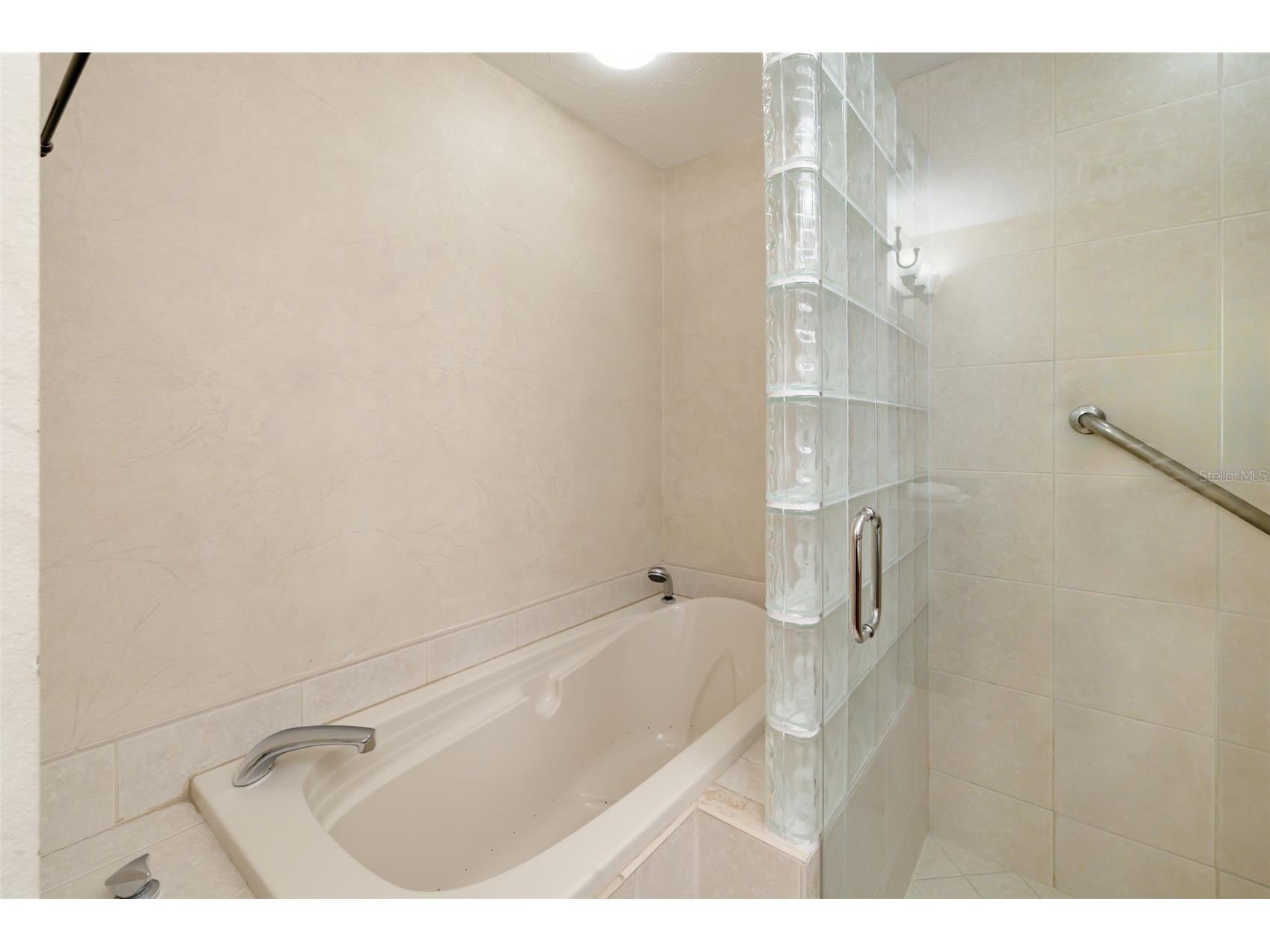 565 Commonwealth Place Sarasota FL 34242 A4698496 image28