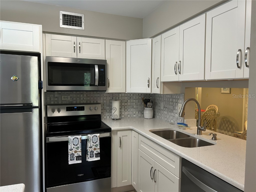 5662 Gardens Drive #104 Sarasota FL 34243 A4135629 image3