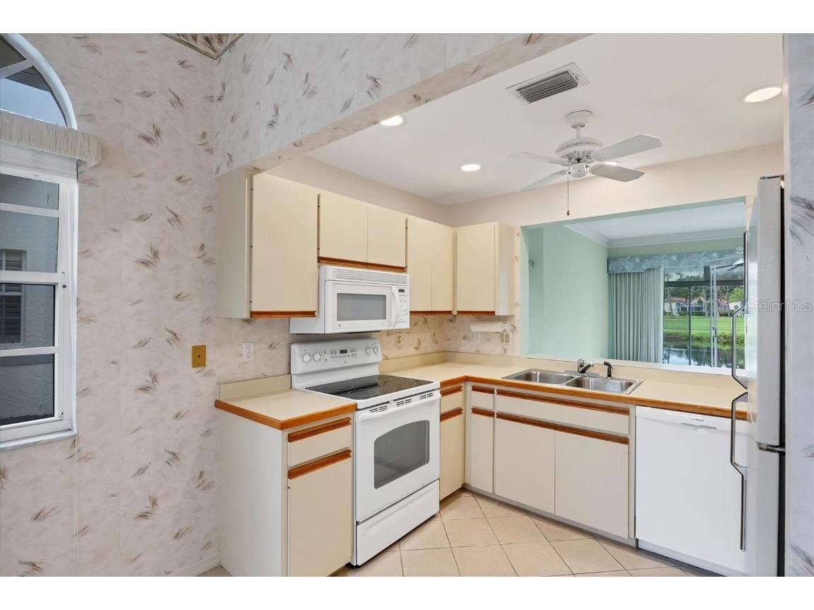 5662 Long Common Circle #8 Sarasota FL 34235 A4658008 image18