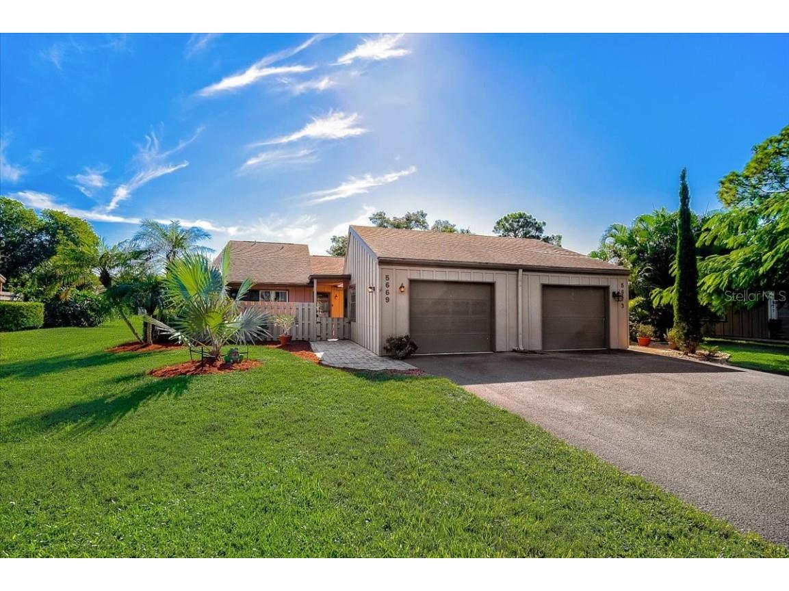 5669 Westwind Lane Sarasota FL 34231 A4513274 image1