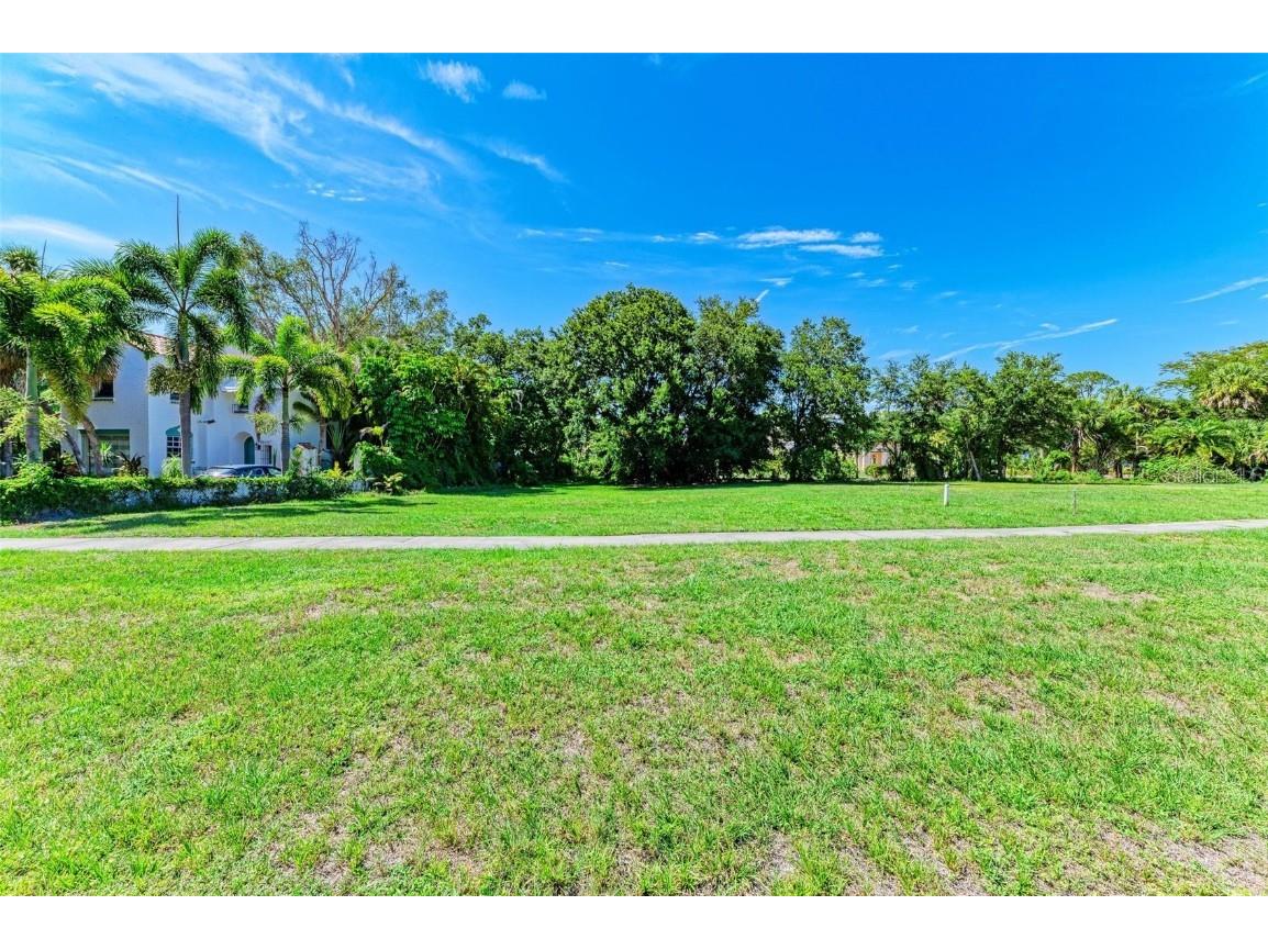 567 N Shore Drive Sarasota FL 34234 A4573082 image1