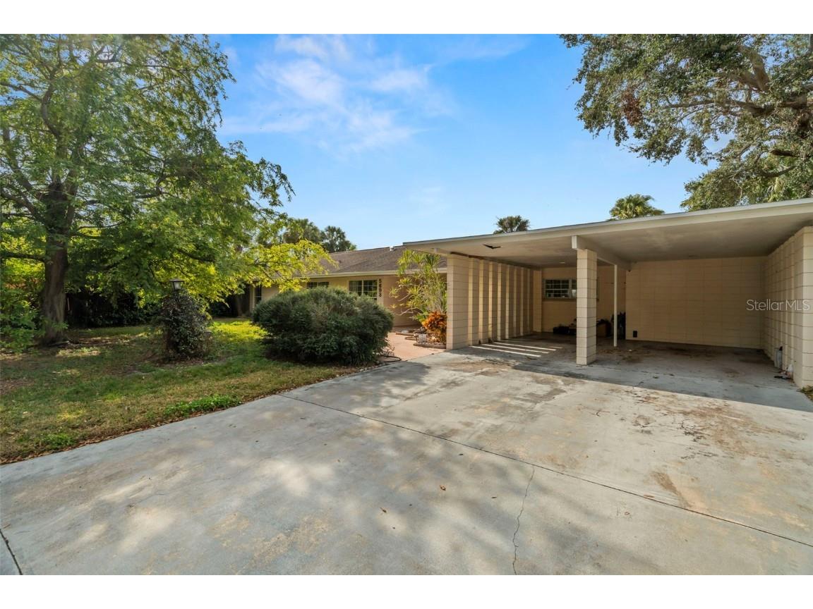 5693 11th St S Saint Petersburg FL 33705 TB8335709 image1