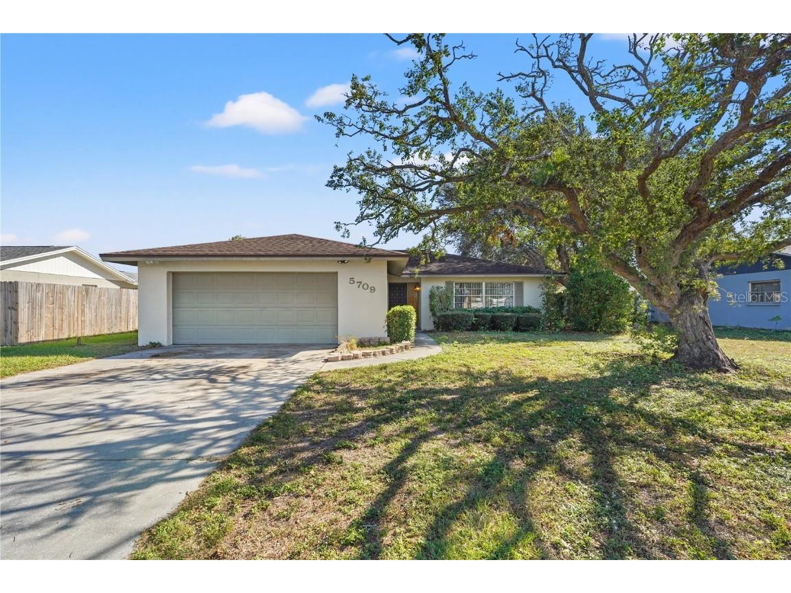 5709 Whistlewood Circle Sarasota FL 34232 A4629174 image1