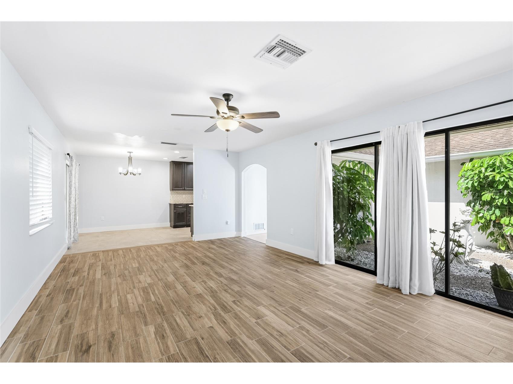 5710 Doral Court Sarasota FL 34238 A4694546 image10