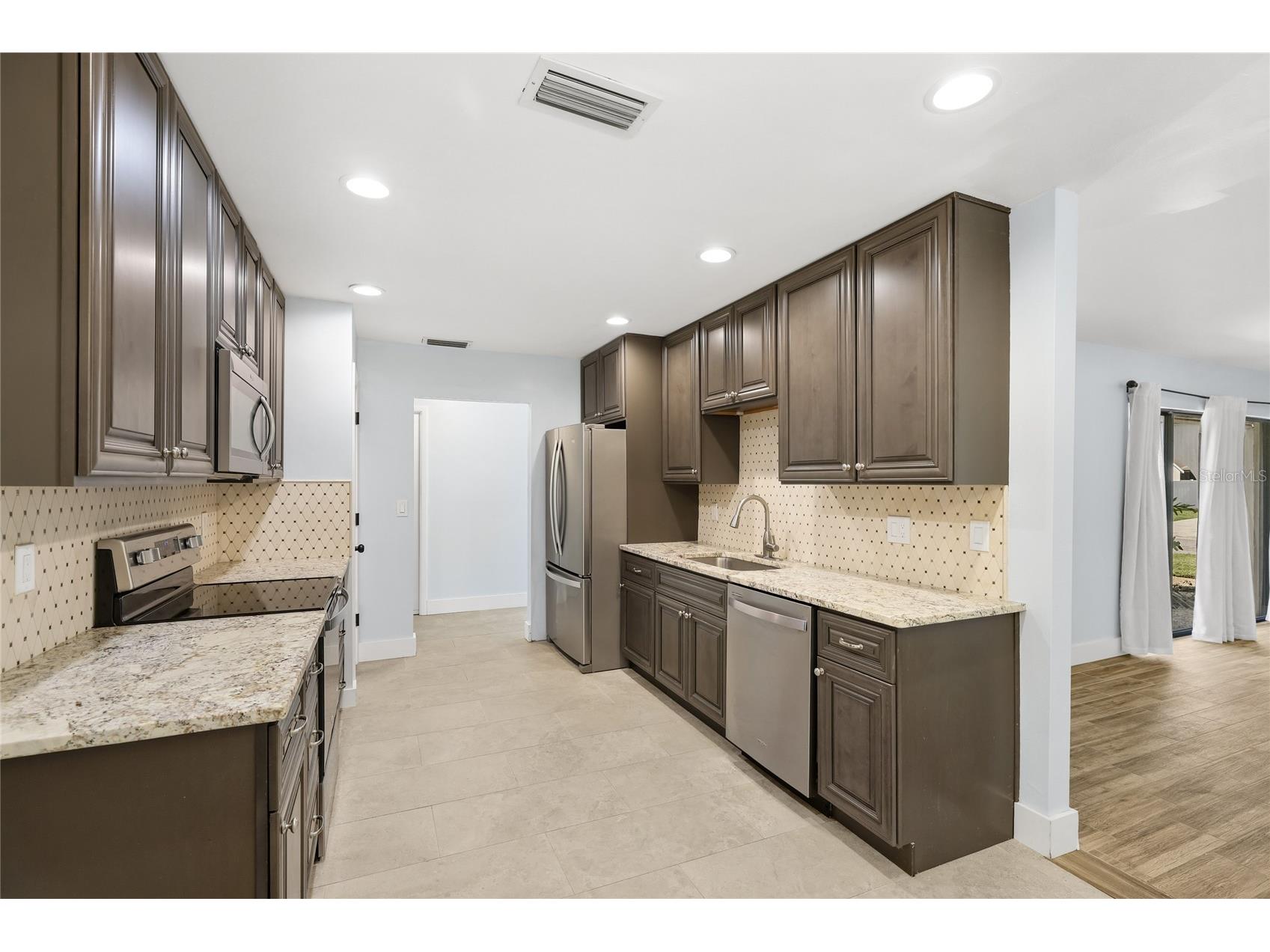 5710 Doral Court Sarasota FL 34238 A4694546 image15